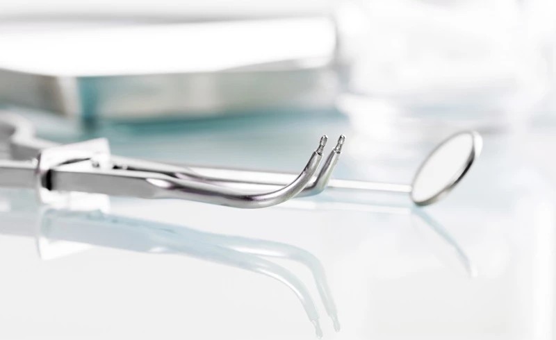 Strumenti odontoiatrici sterilizzati appoggiati su un piano di vetro nello studio dentistico a Pomezia